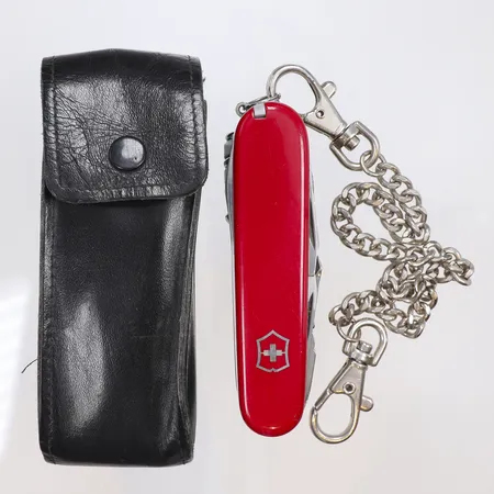 Multikniv, Victorinox, märkt, röd,  med slitage längd 9cm, fodral finns 