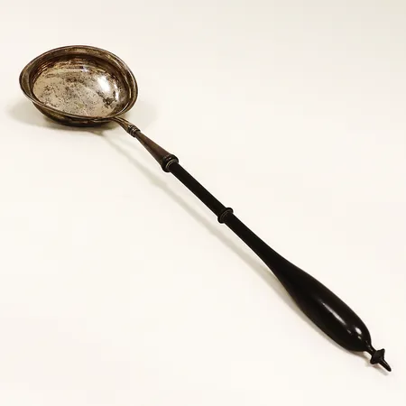 Slev 125x85mm, skaft i trä med defekte, skaftlängd ca 36cm, Wigren 1848, bruttovikt 183,1g, silver 830/1000.