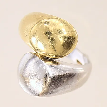 Ring, stl 17¾, bredd 3,3-20,5mm, skev, repig, tvåfärgad, 18K Vikt: 9,8 g