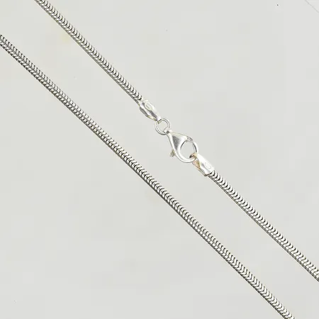 Kedja Ormlänk, längd 39½ cm, bredd 2 mm, 925/1000 silver. Vikt: 6,3 g