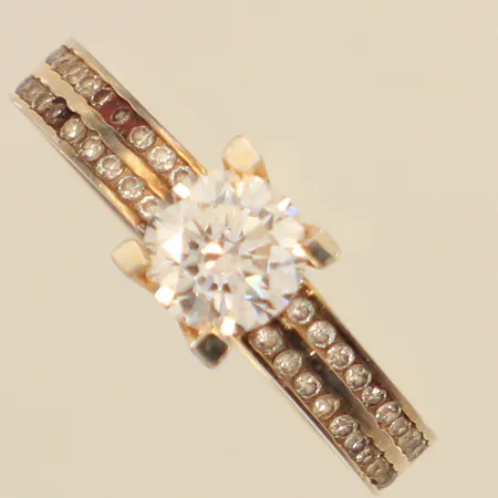 Ring, vita stenar, missfärgad, stl 18¼, bredd 3-5,8, 18K  Vikt: 3 g