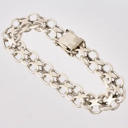 Armband i silver, 20cm, X-länk, bredd 11,6mm, kistlåsets botten saknas, låser enbart med åttorna, 830/1000, vikt 23,81g.