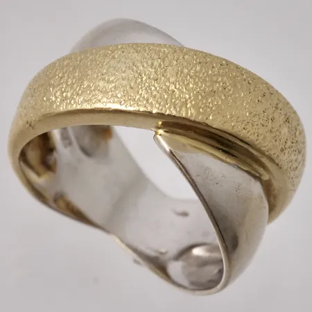 Ring i 18K guld/vitguld, 17½, bredd 6,2-13,2mm, vikt 7,97g.