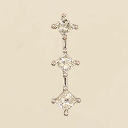 Hänge med prinsesslipad, 3 x 0,30ct totalt ca 0,90ct, ca 6x23mm, inneslutningar, vitguld, 14K Vikt: 1,8 g