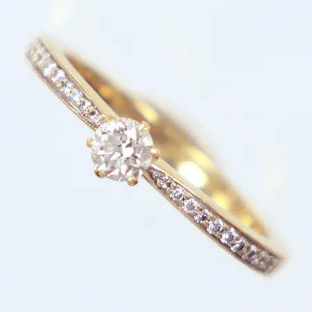 Ring diamanter, 1x 0,20ct, W/SI, ca:20x0,05ct = 0,28ct enligt gravyr Guldfynd, Ø17mm, 18k   Vikt: 2,7 g