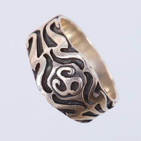 Ring med oxiderat mönster, stl 21, ca bredd 9,2-12,1mm. 925/1000 silver Vikt: 7,9 g