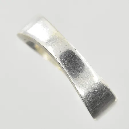 Ring, stl 18, bredd 4-6 mm, 925/1000 silver. Vikt: 5,4 g