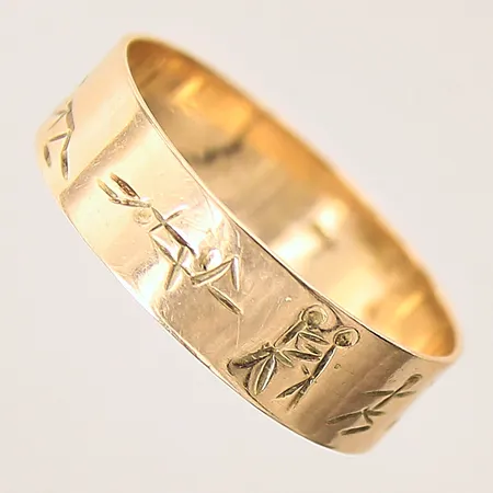 Ring med motiv, stl 21½, bredd 6,5mm, skev/bucklig, 14K Vikt: 3,4 g