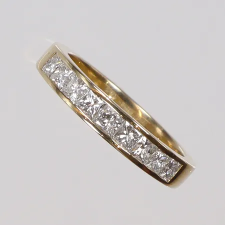 Alliansring med princesslipade diamanter 11xca0,11ct (tot. 1,0ct enligt gravyr) stl 18 bredd 3mm, 18K Vikt: 5,2 g