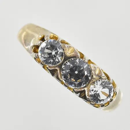 Ring med vita stenar, stl 17½, bredd 2-6 mm, förgylld, silver. Vikt: 3 g
