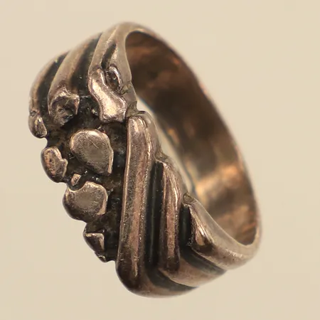 Ring, stl 19¼, bredd 5-9,4mm, silver Vikt: 6,2 g