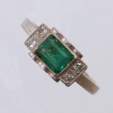 Ring med smaragd och diamanter ca 4x0,02ct, stl 15¾, bredd 1,7-6,7mm, smaragden har synliga oljefyllningar, Juvel-Ateljen Lindah, Jönköping 1951. 18K Vikt: 3,6 g