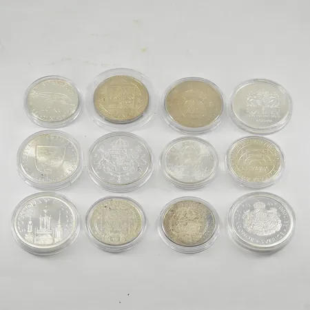 12 samlarmynt/minnesmynt, 10 kr Gustav VI Adolf 1972, 5 kr Tvåkammarriksdagen 100 år 1966, 5 kr Gustav VI Adolf 70 år 1952, 200 kr Kungaparets silverbröllop 2001, 5 kr Riksdagen 500 år 1935, 50 kr Kungliga bröllopet 1976, 2 kr Nya Sverige 1938, 100 kr Europeiska säkerhetskonferensen 1984, Stockholm 750 år 2002, 2 kr Gustav II Adolf 1932, 2 kr Gustav Vasa 1921, 200 kr Millennieskiftet Sverige år 2000, plastetuier, ägarbevis, träschatull, silver. Vikt: 253,6 g