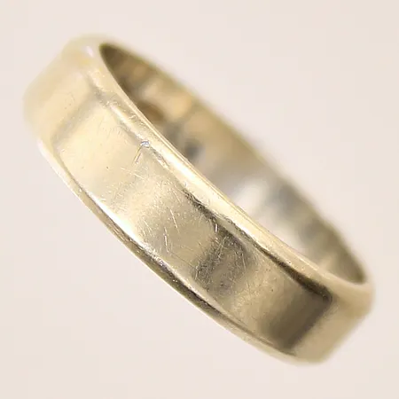 Ring, stl 17, bredd 5mm, något repig, 18K  Vikt: 4,9 g