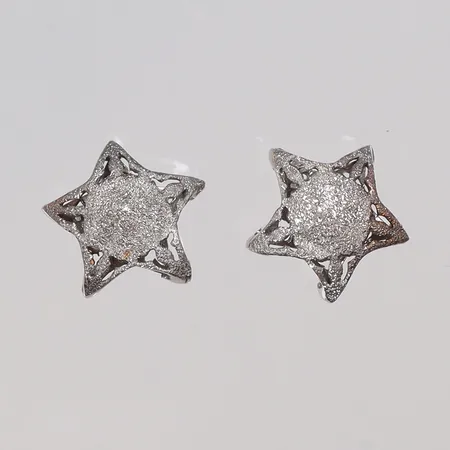 Ett par örhängen med hamrad yta, 15x15mm, vitguld, skeva/böjda stift, 18K Vikt: 3,5 g
