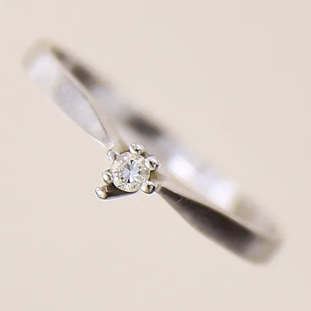 Ring med diamant ca 0,04ct, stl 17¼, bredd 2-3,5mm, vitguld, skadad fattning, 18K  Vikt: 1,8 g