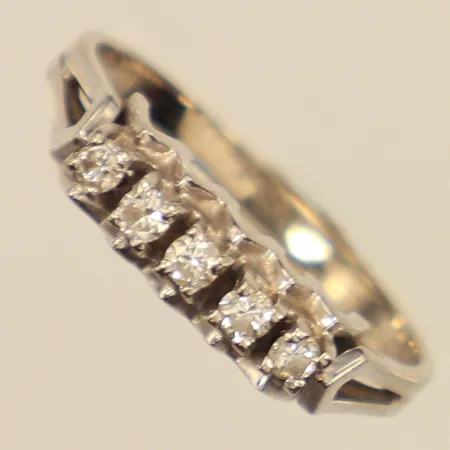 Ring med diamanter 5 x 0,02-0,03ct, stl 15¾, bredd ca 2-4mm, vitguld, bör rodieras om, ostämplad, 14K Vikt: 1,9 g