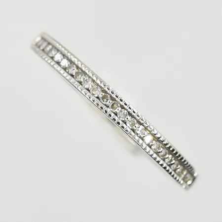 Ring med vita stenar, stl 16, bredd 1-2 mm, vitguld, 18K. Vikt: 1,1 g