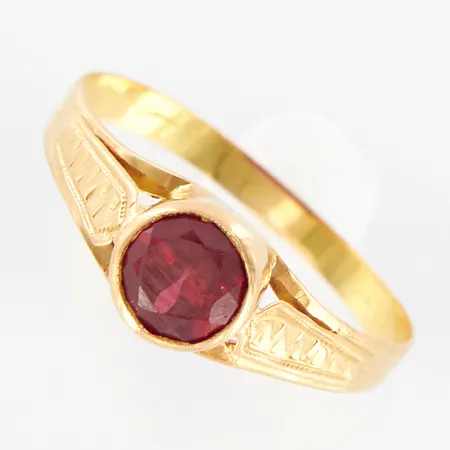 Ring med röd sten, stl: 17¼, bredd: 1,9-6,3mm, något skev skena, 18K  Vikt: 1,2 g