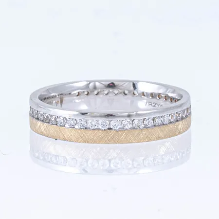 Ring i 14K röd- och vitguld med vita stenar runt hela ringen. Den är i storlek 17½, är 4 mm bred och väger 3,6g. Framstår oanvänd. Stämplad 585, Glamira. Garvyr. 