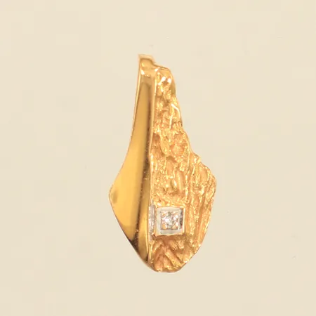 Hänge med diamant ca 0,005ct, längd 17mm, bredd ca 8,5mm, BEH, 18K Vikt: 0,8 g