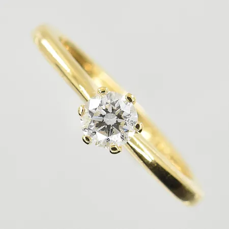 Ring med diamant 0,40ct, W/P, stl 16½, bredd 2-5 mm, gravyr, 18K. Vikt: 3,1 g
