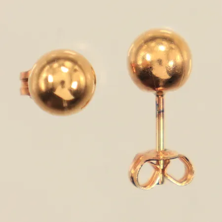 Ett par örhängen, Ø6mm, missfärgat vid stift samt snurrebussar, 18K Vikt: 0,8 g