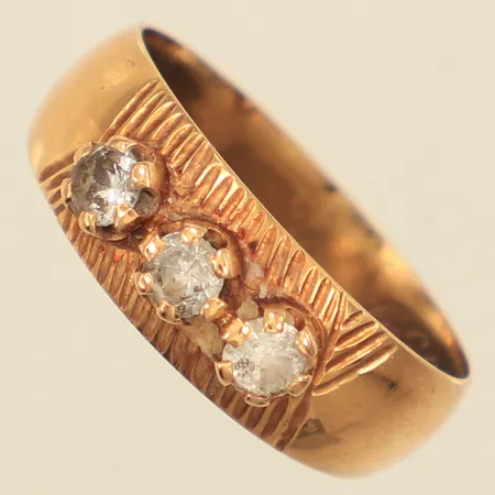 Ring med vita stenar, stl 17, bredd ca 4-6mm, något skev, gravyr, 18K Vikt: 1,8 g