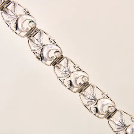 Armband med genombruten dekor, längd 19cm, bredd 22,5mm, silver 830/1000 Vikt: 34,3 g