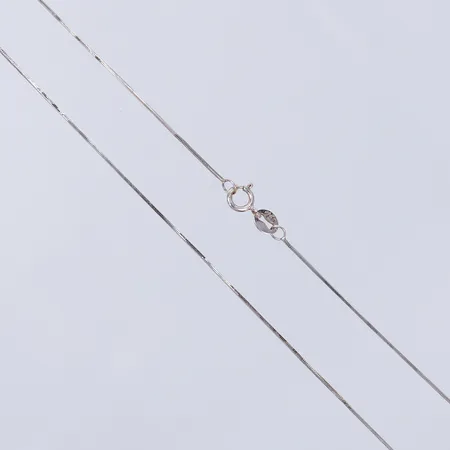 Kedja, ca 50,5cm, bredd 0,6mm, vitguld, brott på länken. 18K  Vikt: 1,7 g