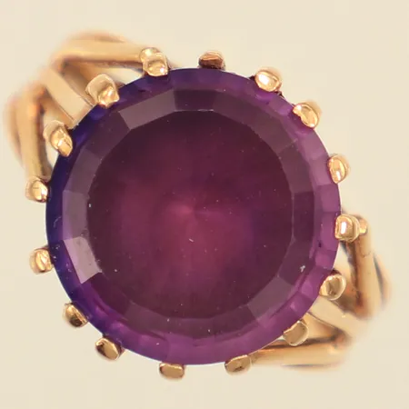Ring med lila sten, stl ca 15½, avklippt, 14K Vikt: 5,7 g