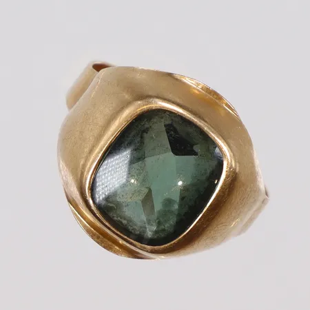 Ring med grön sten, stl 19¼, bredd 4-7mm, ojämn skena, 18K Vikt: 3,5 g