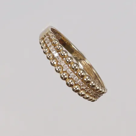 Ring med vita stenar, 18¾, bredd 2-5,5mm, 14K  Vikt: 1,8 g