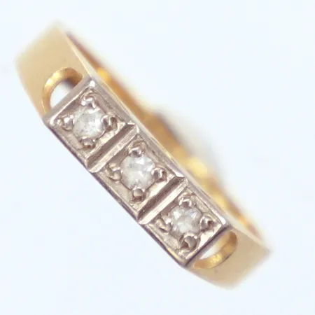 Ring, vita stenar, Ø17mm, bredd 0,6mm, 18k Vikt: 2,4 g