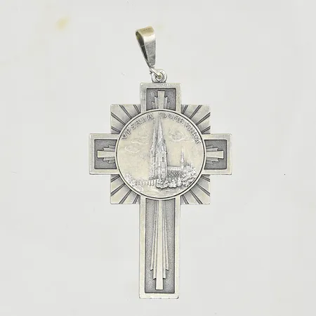 Hänge Kors med medaljong, Uppsala Domkyrka, längd 60 mm, bredd 32 mm, skev ögla, tillverkad R8/1943, silver. Vikt: 17,2 g