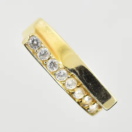 Ring med vita stenar, stl 18, bredd 3-6 mm, ojämn skena, 14K. Vikt: 2,4 g