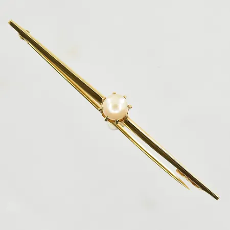Brosch med pärla Ø6 mm, längd 60 mm, 18K. Vikt: 2,5 g