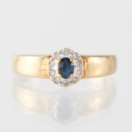 Ring med safir och små diamanter, Guldfynd AB, storlek 17 mm, bredd 2-7 mm, 18k. Vikt: 2,4 g