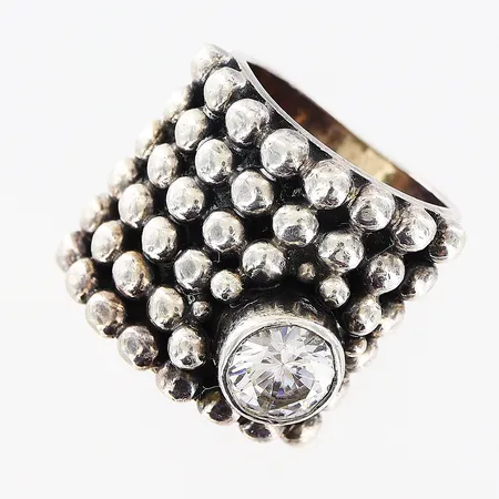 Ring KumKum, vit sten, 17½, bredd 14-20mm, skev skena, silver 925/1000. Vikt: 25,7 g