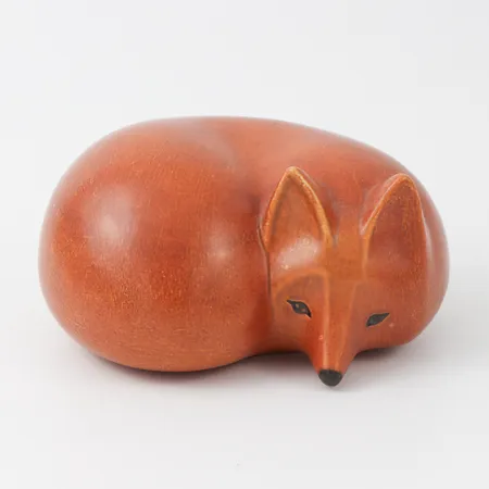 LISA LARSON. FIGURIN, glaserat stengods, Räv, ur serien Skansen, längd ca 15 cm.