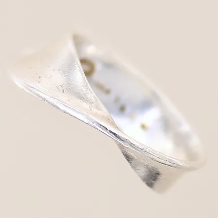 Ring Möbius, design Vivianna Torun Bülow-Hübe för Georg Jensen, modell nr: 148B, stl 18¼, bredd 1,6-6,4mm, repig, silver 925/1000 Vikt: 4,5 g