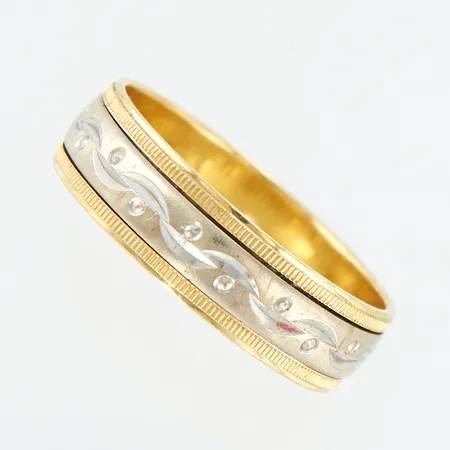 Ring, stl 17¾, bredd 5,5mm, gul/vitguld, gravyr, 14K Vikt: 3 g