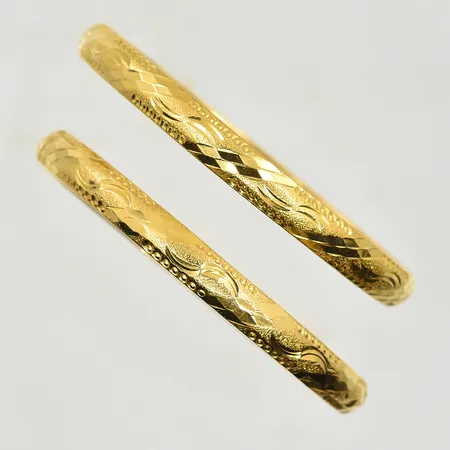 2 stela armringar med mönsterdekor, Ø62 mm, bredd 7 mm, 21K. Vikt: 24,6 g