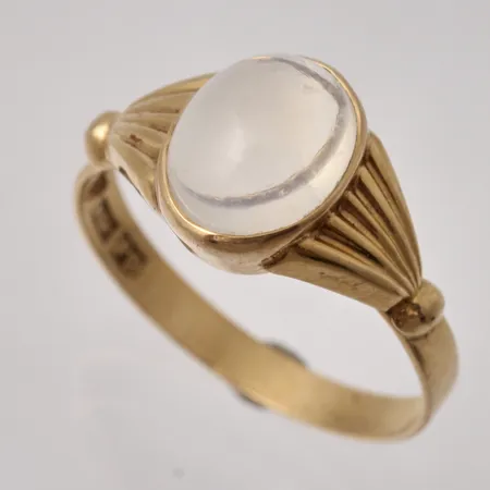 Ring i 18K guld, stl 16½, bredd 2,6-9,9mm, 1st mjölkvit sten, mått 7x8,6mm, tillverkad av Avesta Guld & Silversmide, år 1956, vikt 2,1g.