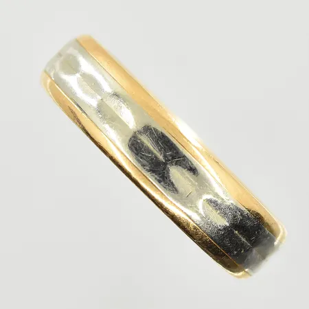 Ring, stl 21¾, bredd 6 mm, gravyr, gulguld/vitguld, 18K. Vikt: 7 g