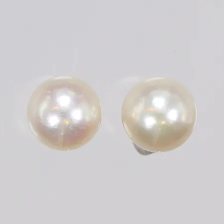 Ett par Örhängen med odlade saltvattenpärlor Ø6,8mm, stoppers saknas, 18K Vikt: 1,3 g