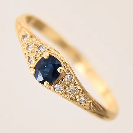 Ring med safir samt 8/8-slipade diamanter 8 x ca 0,01ct, stl 17¼, bredd 1,5-4,8mm, 18K Vikt: 1,1 g