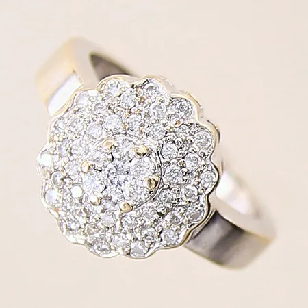 Ring med diamanter ca 50st enligt gravyr 0,57ctv, stl 17½, bredd 2,5-14mm, behov av omrodiering, vitguld, 18K Vikt: 8,3 g
