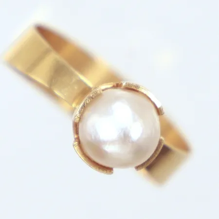 Ring, odlad saltvatten pärla Ø7,5mm, Ø19¼mm, bredd 0,4mm, År 1969, 18k Vikt: 2,8 g