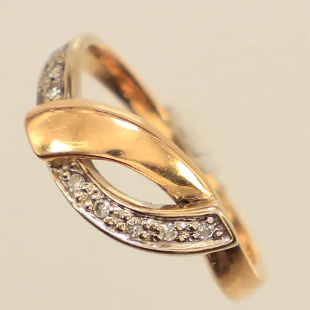 Ring med diamanter ca 8 x 0,01-0,02ct, stl 17¼, bredd ca2-7mm, 18K Vikt: 3 g